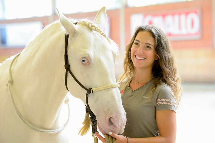 „Ostwind“-Pferdetrainerin Kenzie Dysli mit Filmpferd bei der CAVALLO ACADEMY